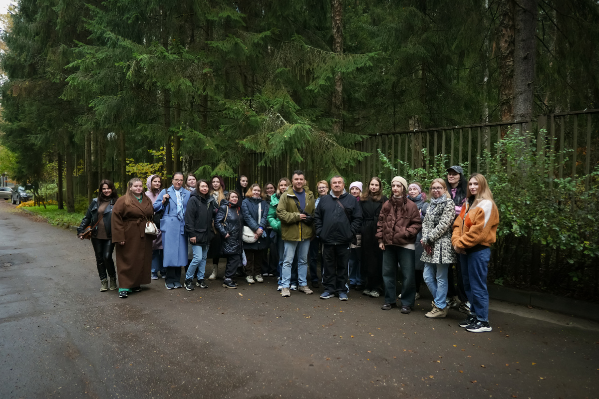 Вот наша группа во главе с автором книги и бывшим оперативником в конце маршрута
