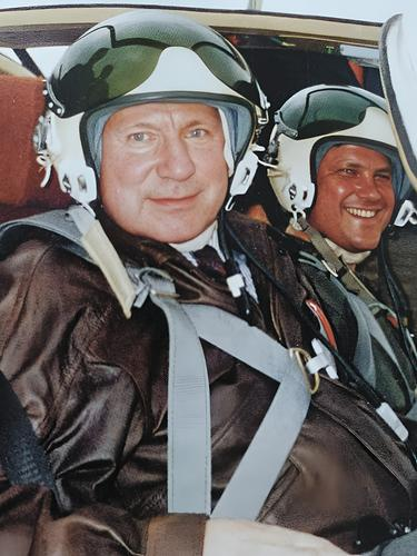 Г. Новожилов вместе с летчиком-испытателем И.Гудковым во время испытаний легкого самолета И-103. Фото на сайте "Аргументы недели".