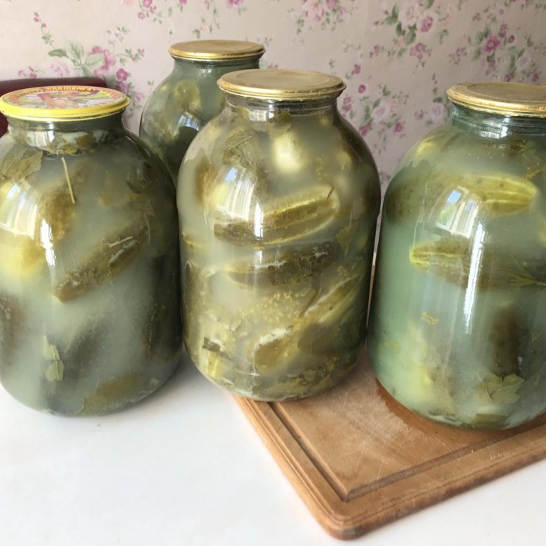 Белый осадок в банке огурцов