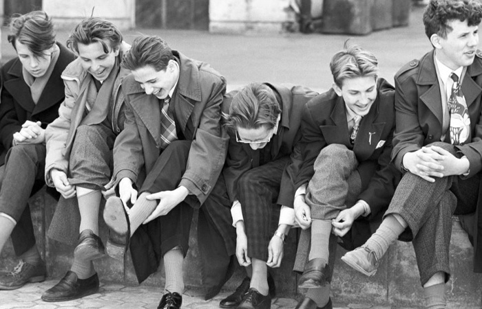 Хилять - расслабленно гулять или вальяжно ходить.