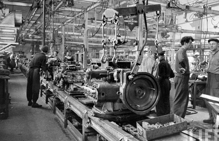 Штурмовщина - авральная работа на предприятии.