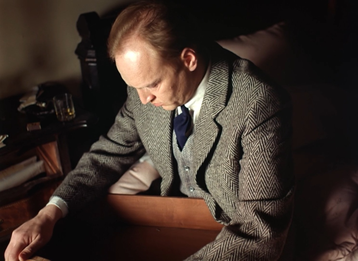 Довольно странно, что в момент, когда обстановка накалилась как никогда, Ломбард решает оставить оружие в комнате. 