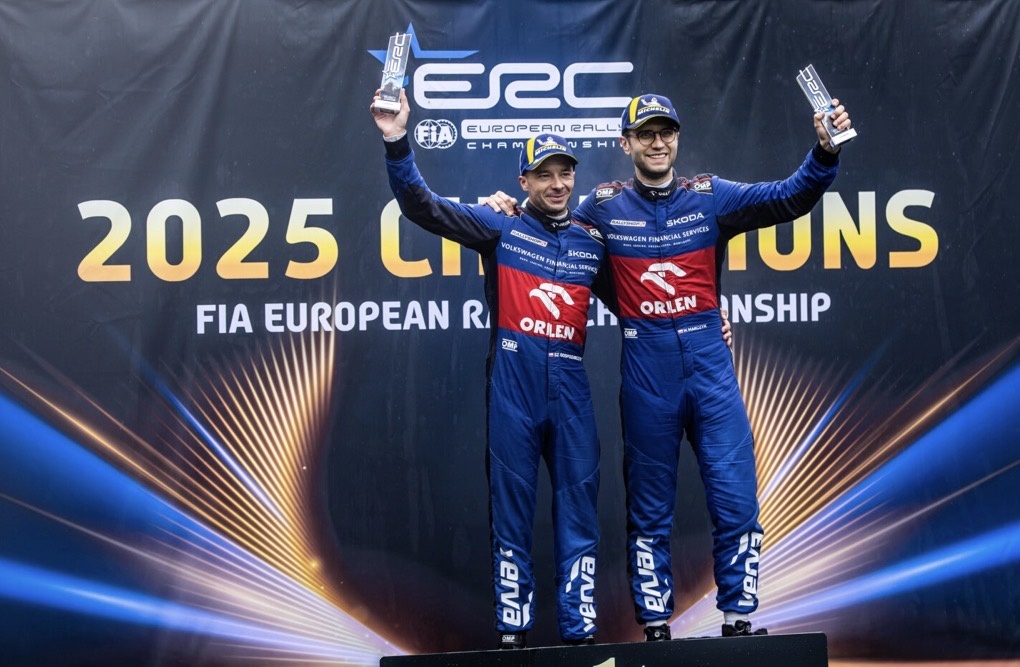 Мико Марчук справа