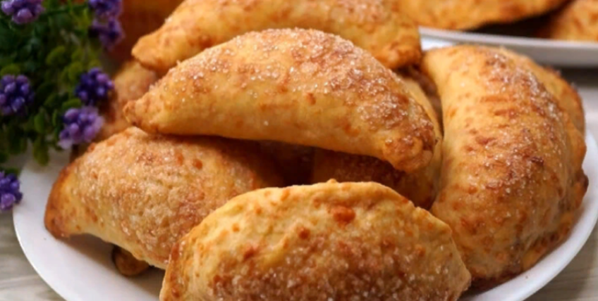 Готовлю уже 3 дня подряд эти Пирожки из Чудо-теста. На вкус "Особенное"👉 не сладкое и не соленое, похоже на песочное, но другое...