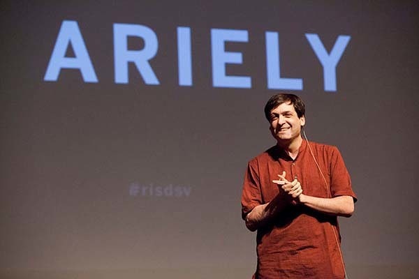 Дэн Ариели - израильско-американский экономист, профессор психологии и поведенческой экономики. Преподает в Дюкском университете и является основателем Центра ретроспективных исследований.
