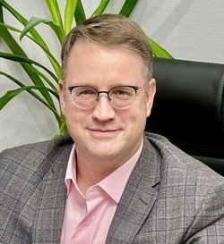    — Новый владелец вправе оставить ресторан, — рассказал гендиректор компании «РеАгентство» Юрий Чикиров. — Бренд можно оставить, обсудив особые условия сотрудничества с новым собственником. Но я бы не исключал разумный реконцепт этого здания. Сейчас мы рассматриваем его также в качестве помещений свободного назначения: местоположение подсказывает создать там гибкое пространство, поделив его на зоны — с офисами, возможно, с фитнес-зонами, спа-салоном и частично — с общепитом на площадях первого этажа.