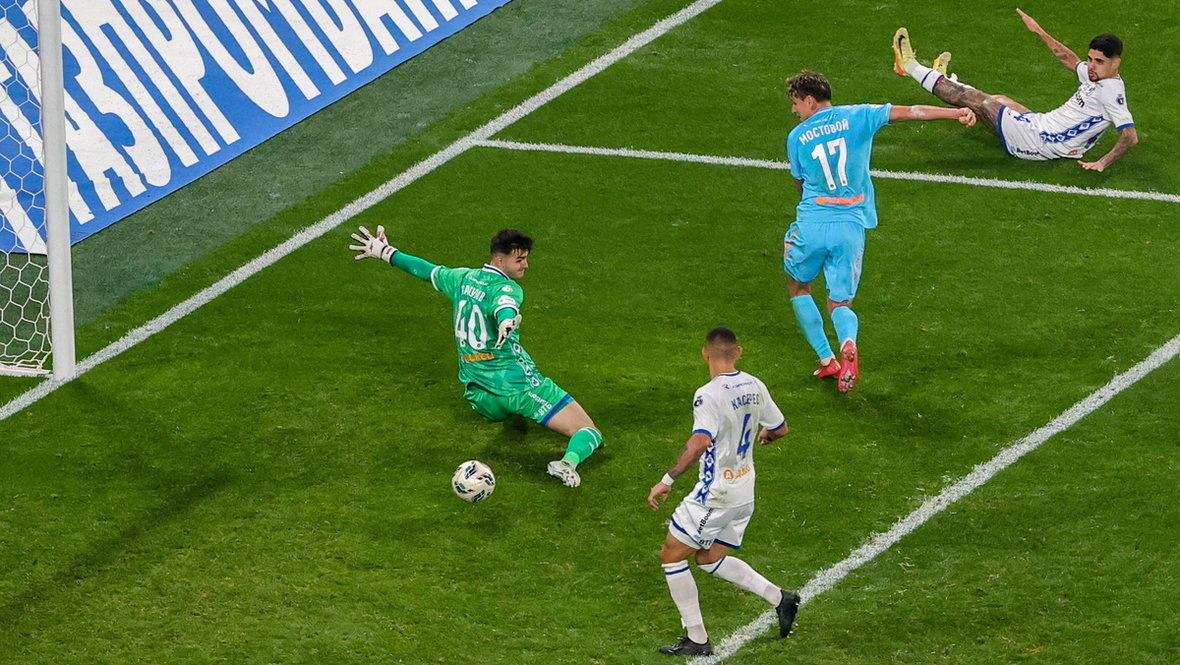    Полузащитник «Зенита» Андрей Мостовой (в синем) забивает гол в ворота «Динамо». ТАСС