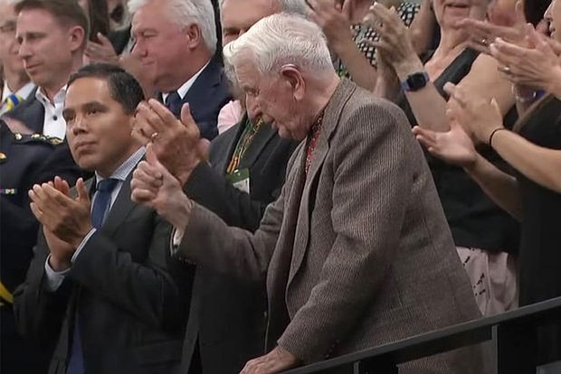    Ветеран дивизии СС «Галичина» Ярослав Хунка приветствует президента Украины Владимира Зеленского под аплодисменты канадских парламентариев, 22 сентября 2023 года. Кадр: CBC News: The National / YouTube