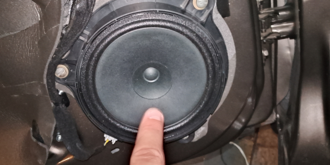 Установка акустики на Лада Веста 2025 года, в передние двери. Как снять карту двери?