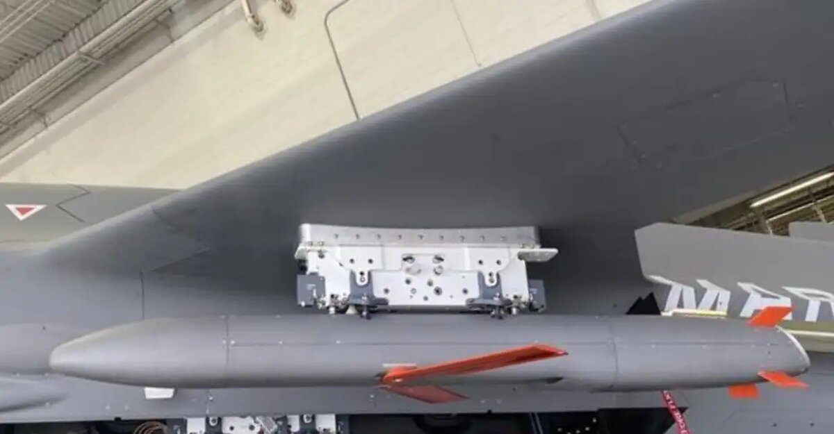    Ракета Ragnarök под крылом XQ-58 Valkyrie. © Kratos