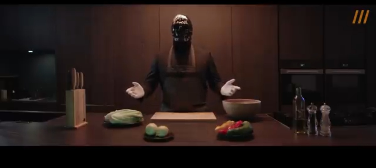 Мориарти на идеальной, стерильной кухне в фартуке шеф-повара. Это его эталон, его декларация о принципах работы, где порядку и чистоте отведена главная роль