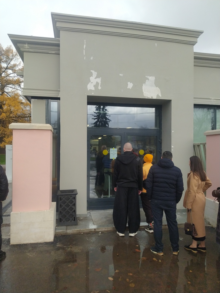 На вхое в Египетский павильон надпись "Билетов нет"