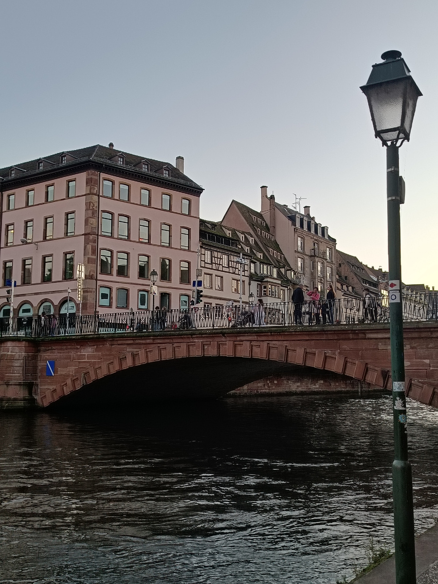 Это не Рейн. Это мост через реку Иль в Страсбурге. Последний день октября, вечереет.