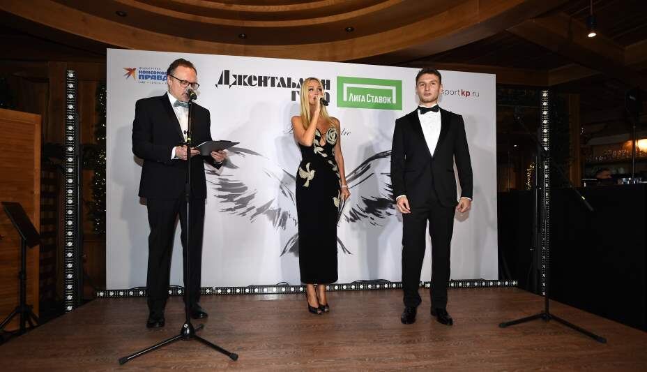    Виктор Гусев ведет церемонию вручения премии «КП» Джентльмен года». Фото: Михаил Фролов, КП