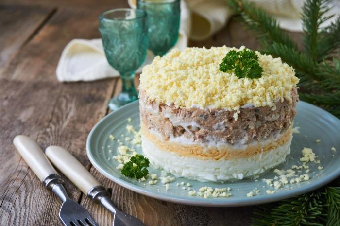 Салат мимоза с тунцом. Фото © Shutterstock / FOTODOM / Iuliia Kochenkova