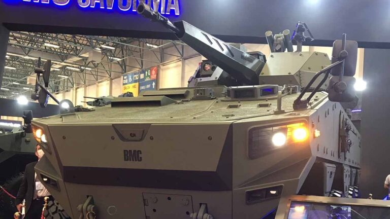 Опытный образец разработанной турецкой компанией BMC Otomotiv Sanayi ve Ticaret A.Ş. бронированной платформы Altuğ с колесной формулой 8х8 в варианте колесной боевой машины пехоты Altuğ ZMA в экспозиции оборонно-промышленной выставки IDEF-2021. Стамбул, август 2021 года (с) www.edrmagazine.eu , Turkish Defence @turkdefences и www.probite.net