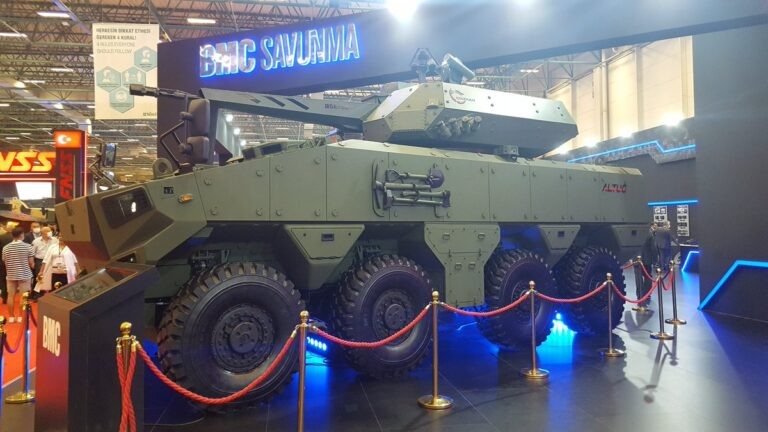 Опытный образец разработанной турецкой компанией BMC Otomotiv Sanayi ve Ticaret A.Ş. бронированной платформы Altuğ с колесной формулой 8х8 в варианте колесной боевой машины пехоты Altuğ ZMA в экспозиции оборонно-промышленной выставки IDEF-2021. Стамбул, август 2021 года (с) Arda Mevlutoglu / /twitter.com/orko_8