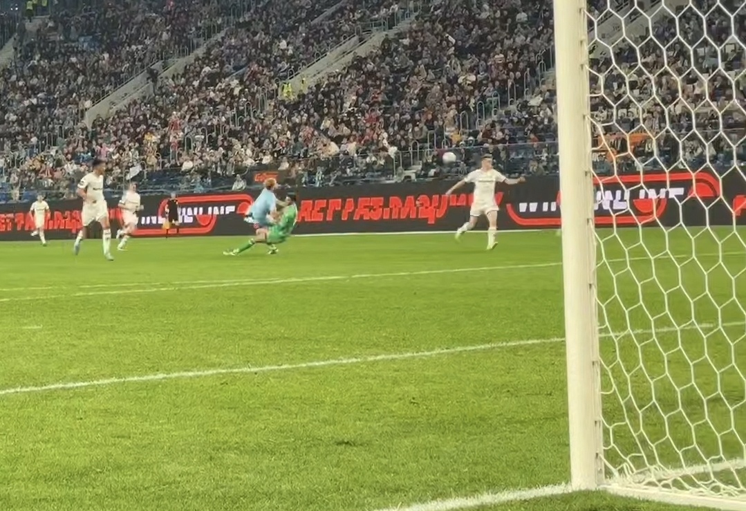 Вратарь "Динамо" Курбан Расулов (в зеленом) далеко выбежал из ворот, сфолил и получил красную карточку, которая, правда, была отменена.