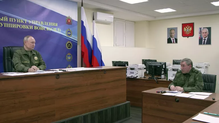 Владимир Путин проводит совещание с начальником Генерального штаба ВС России Валерием Герасимовым и командующими группировками