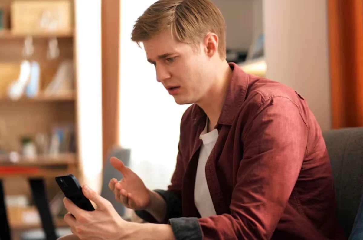    Комсомольчанин отдал деньги аферистам, желая помочь одногруппнику