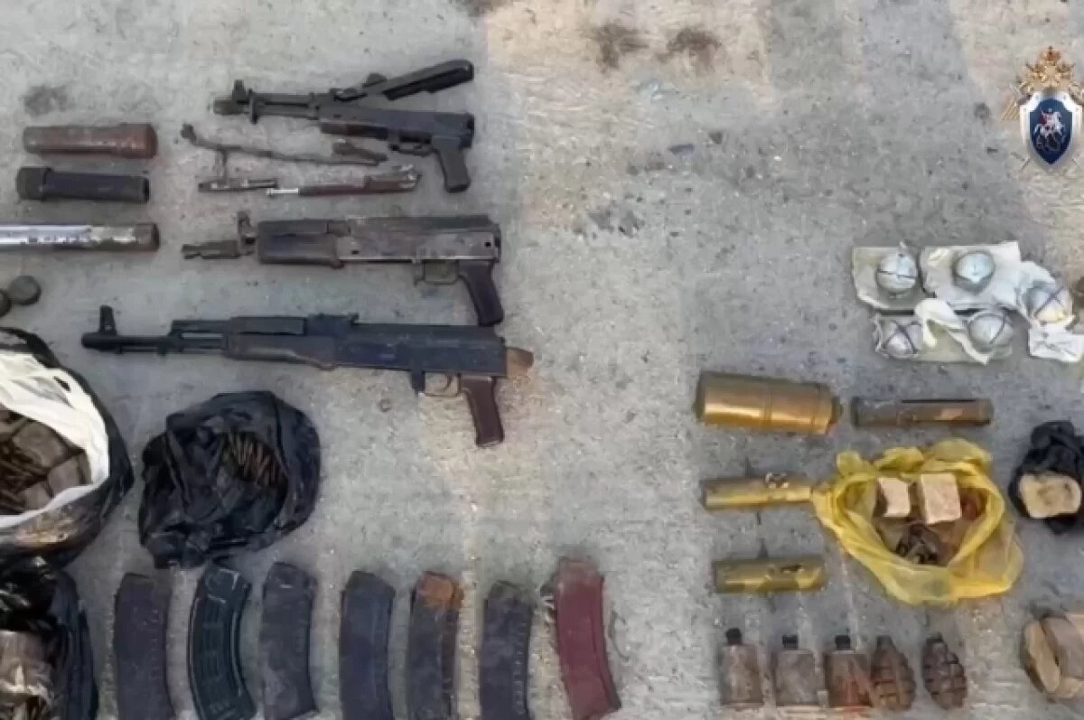    Оперативники нашли тайник с оружием, расследуя банду вымогателей в Находке