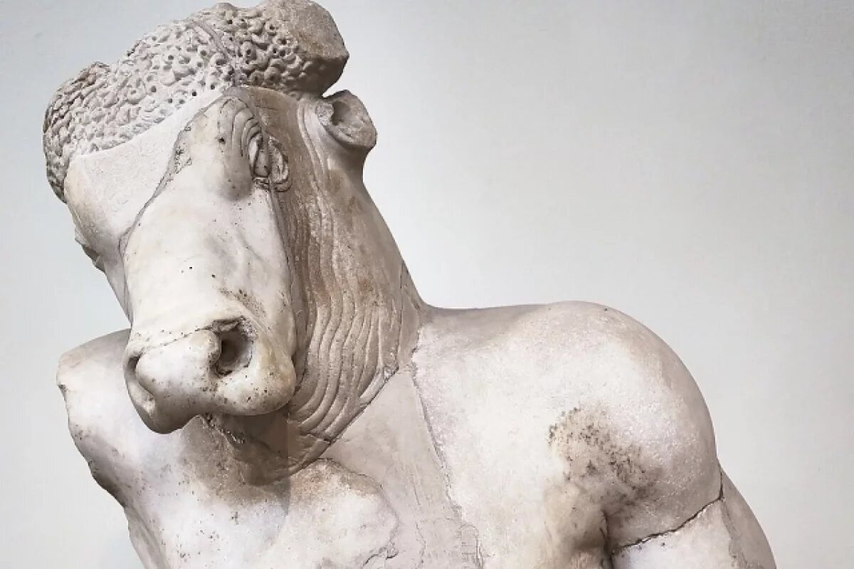    Скульптура Минотавра из Афинского археологического музея.