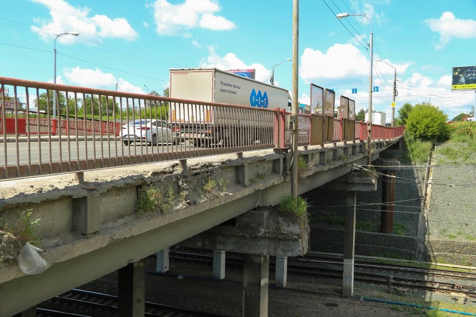    Мост через железнодорожные пути на проспекте Калинина. Июль 2024 года. Источник: Виталий Барабаш