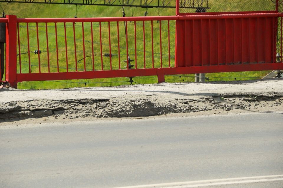    Мост через железнодорожные пути на проспекте Калинина. Июль 2024 года. Источник: Виталий Барабаш