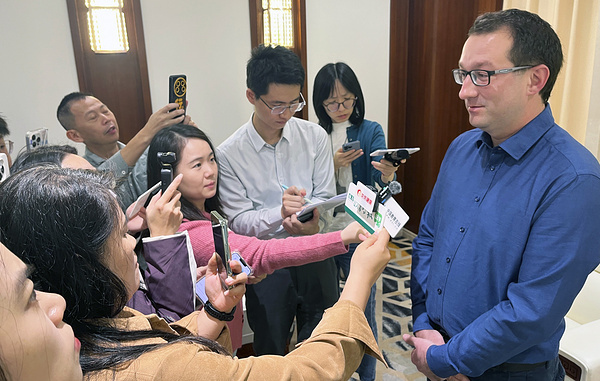    Профессор кафедры вирусологии биологического факультета МГУ им. М. В. Ломоносова Николай Никитин  Екатерина Замахина/ТАСС