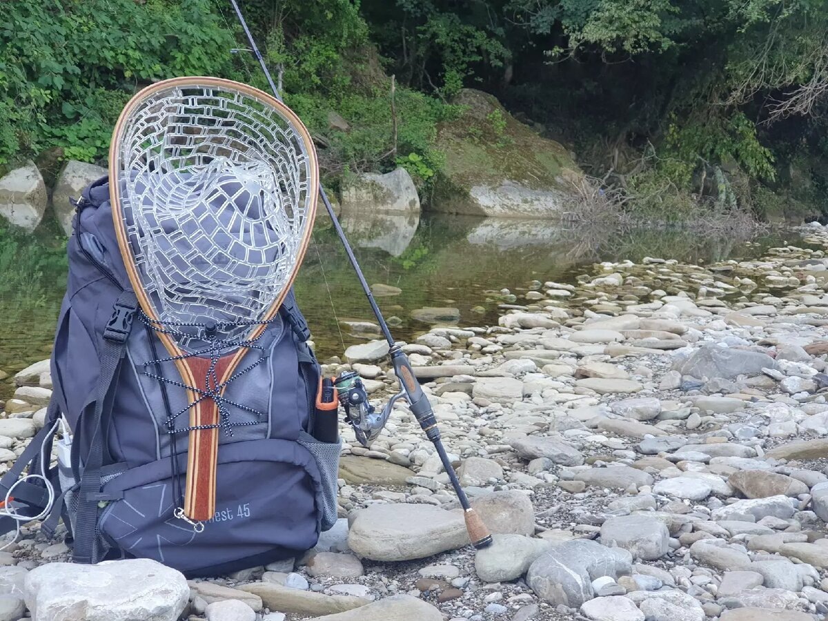 подсак на рюкзаке