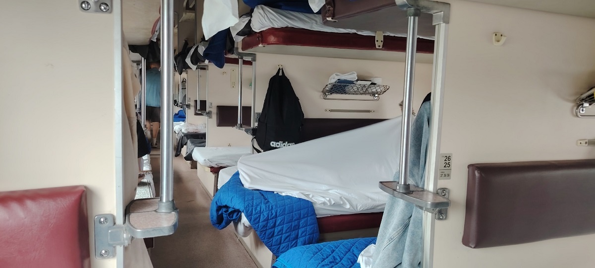    Нижняя полка стала «общим столом» — теперь пассажирам придётся есть и спать по расписанию РЖД