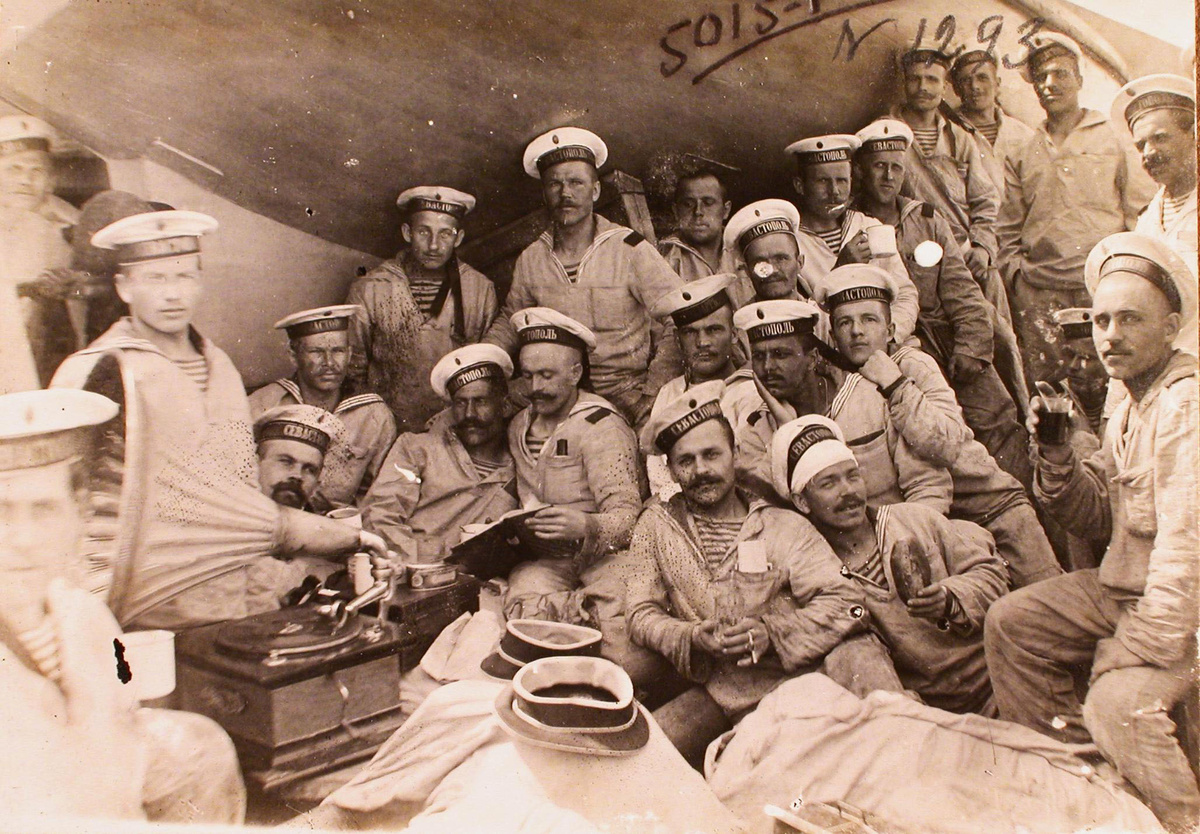 Команда линкора «Севастополь» на отдыхе – матросы слушают патефон