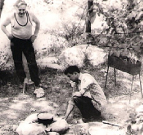 Фото из архива автора: Алма-Ата. В горах Алатау. Эркин Якубов у казана. Слева А.Комаристов
