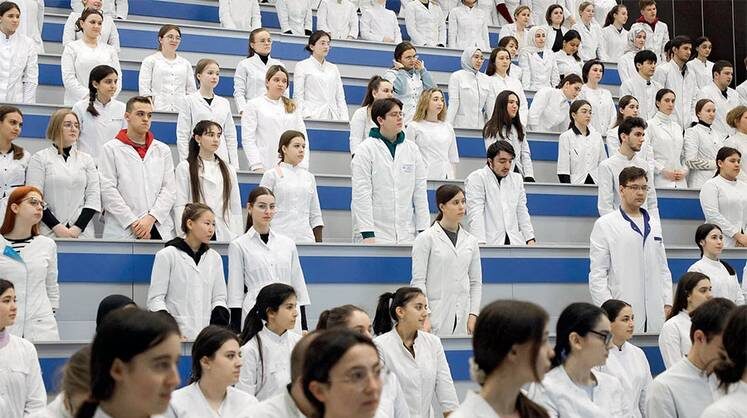    ИА “ПОБЕДА26”/ТАСС На одно место при поступлении в медицинские вузы в 2025 году претендовали в среднем 15 абитуриентов. Сохранится ли привлекательность медобразования после его перевода в целевой формат?
