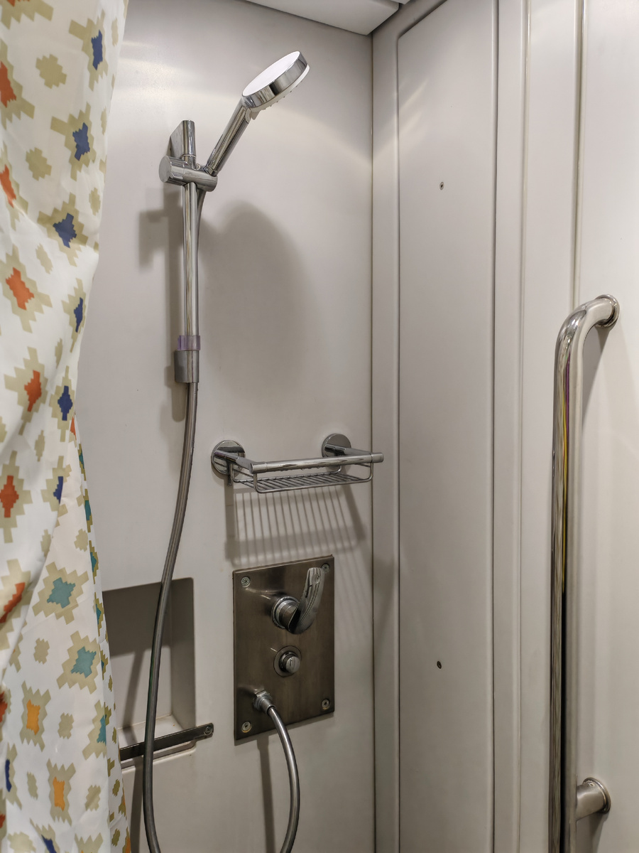 В таком поезде хоть до Владивостока езжай) 