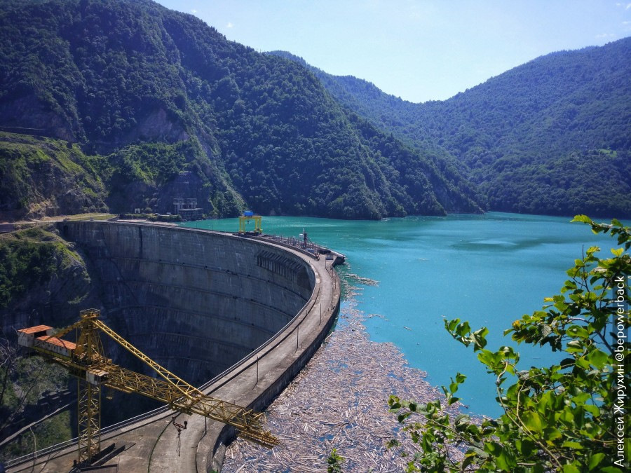 Изящный изгиб высотой 271,5 метра. Это точный расчет, позволивший сэкономить миллионы тонн бетона и удержать мощь горной реки