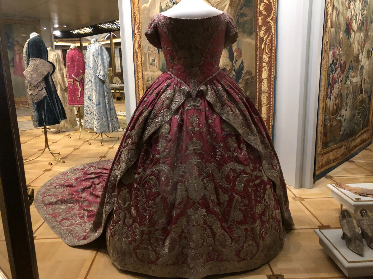 Листайте галерею, в конце туфельки. Шелк, тафта, золотные нити; ткачество, шитье, аппликация