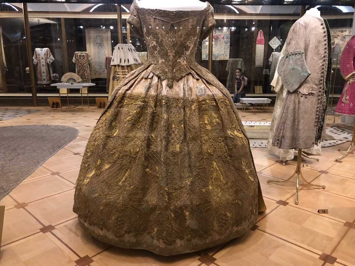 Парча, шелк, кружево золотное; шитье.