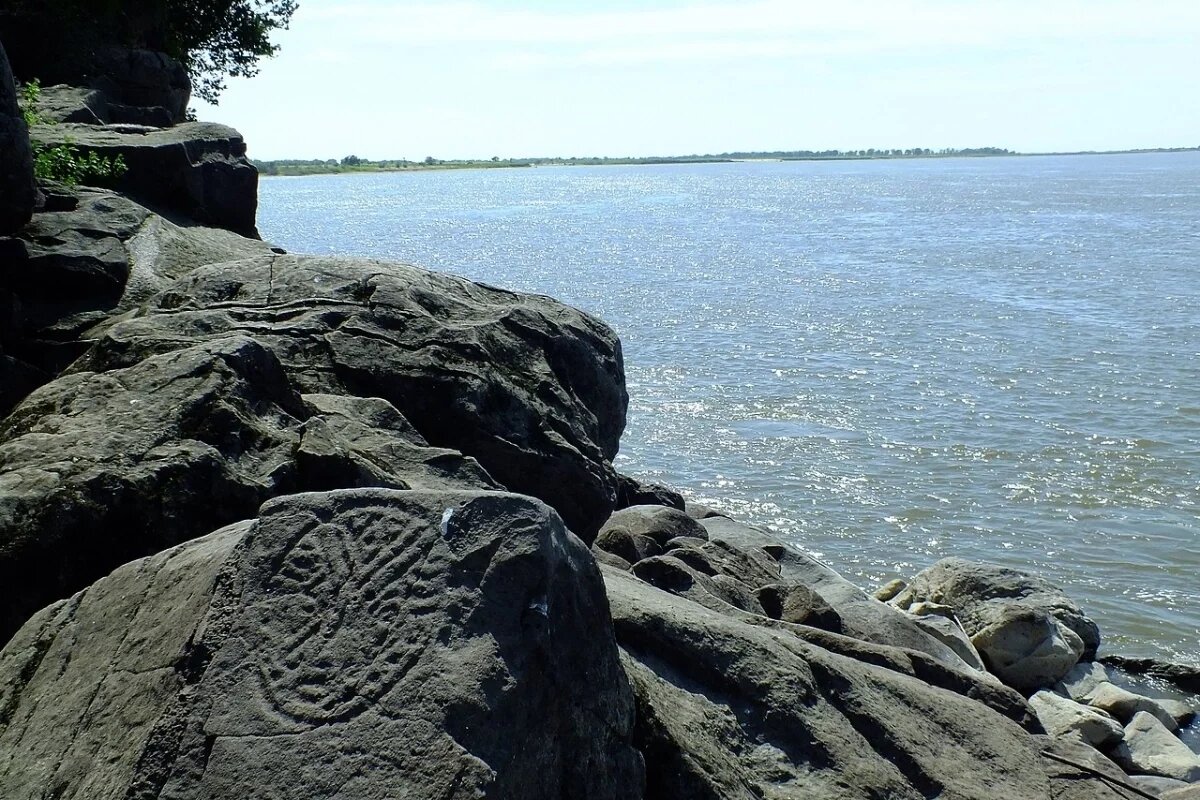    Находка напоминает известные петроглифы из Сикачи-Аляна, представленные на фото.