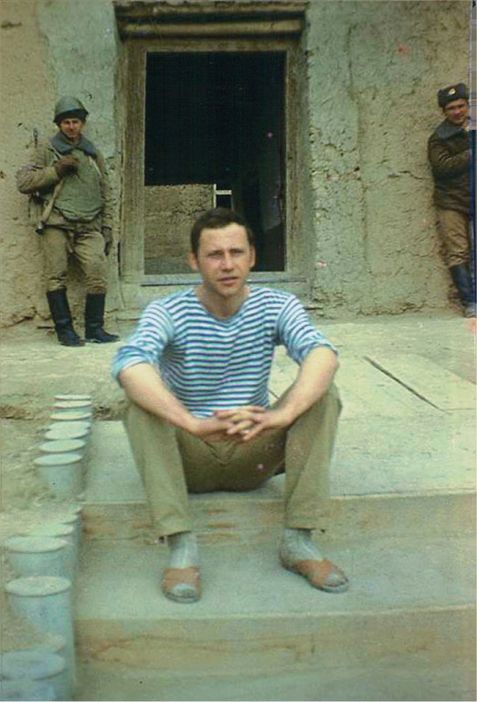 Руха, Панджшер, ст.л-т Семён Быстров, СОБ Третьей минбатареи, за его спиной дневальный Игорь Долженко при автомате, бронике, каске и Камиль Зябиров.