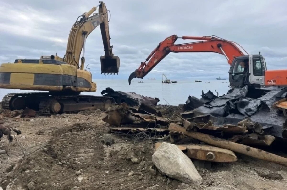    На Сахалине из бухты Лососей удалили четыре затонувших судна