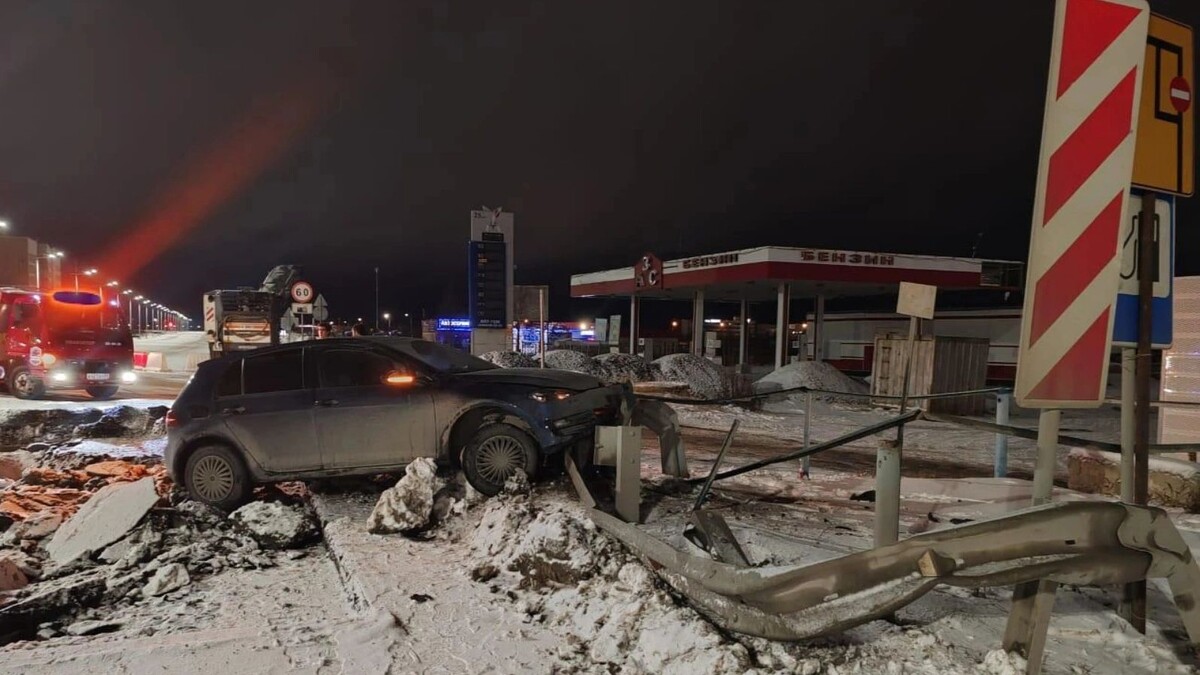    В ДТП 26 октября на трассе недалеко от Муравленко пострадал водитель легковушки. Фото: пресс-служба Госавтоинспекции ЯНАО