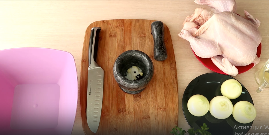 Чеснок и специи перетираем в ступке