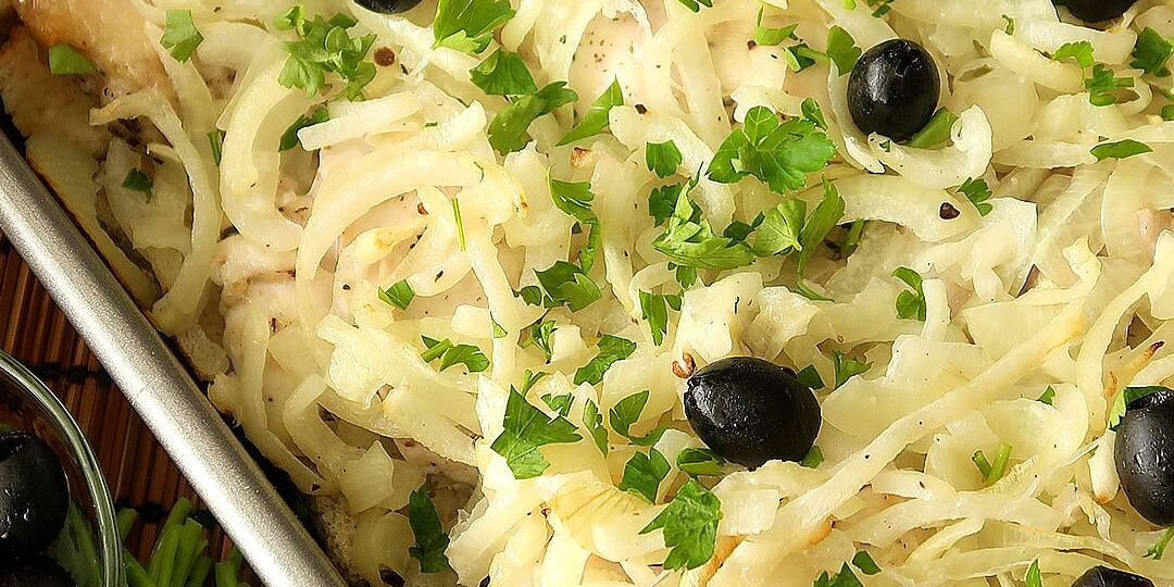 Курочка запеченная на хлебе с луком в духовке. Сочно, вкусно, необычно.