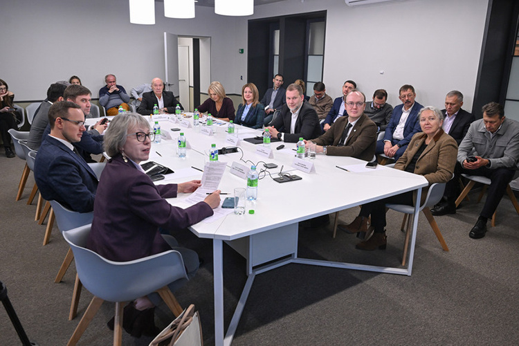    В этот раз речь шла о будущем транспортной системы Большой Казани, и прежде всего новой дороги-дублера Оренбургского тракта.   
Фото: kzn.ru