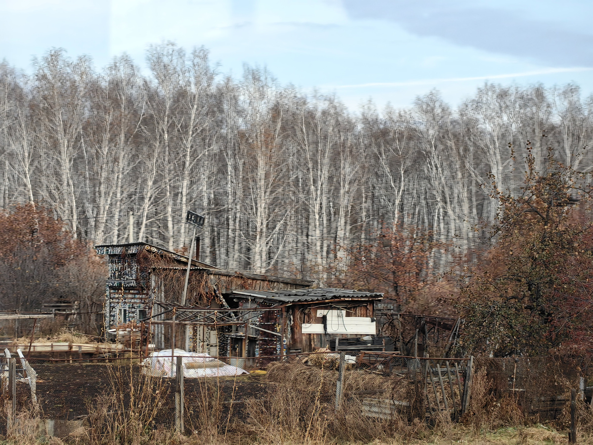 В окрестностях деревень заоконные пейзажи тоскливы.