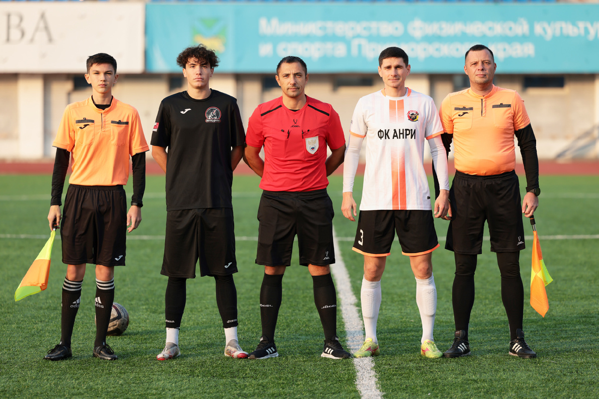 Капитаны своих команд Алан Батуев и Максим Насадюк на совместном с судьями фото