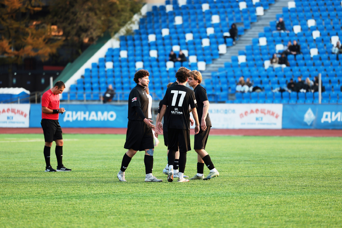 Команда "Динамитные Волки" празднует забитый гол Тимофея Ефимова