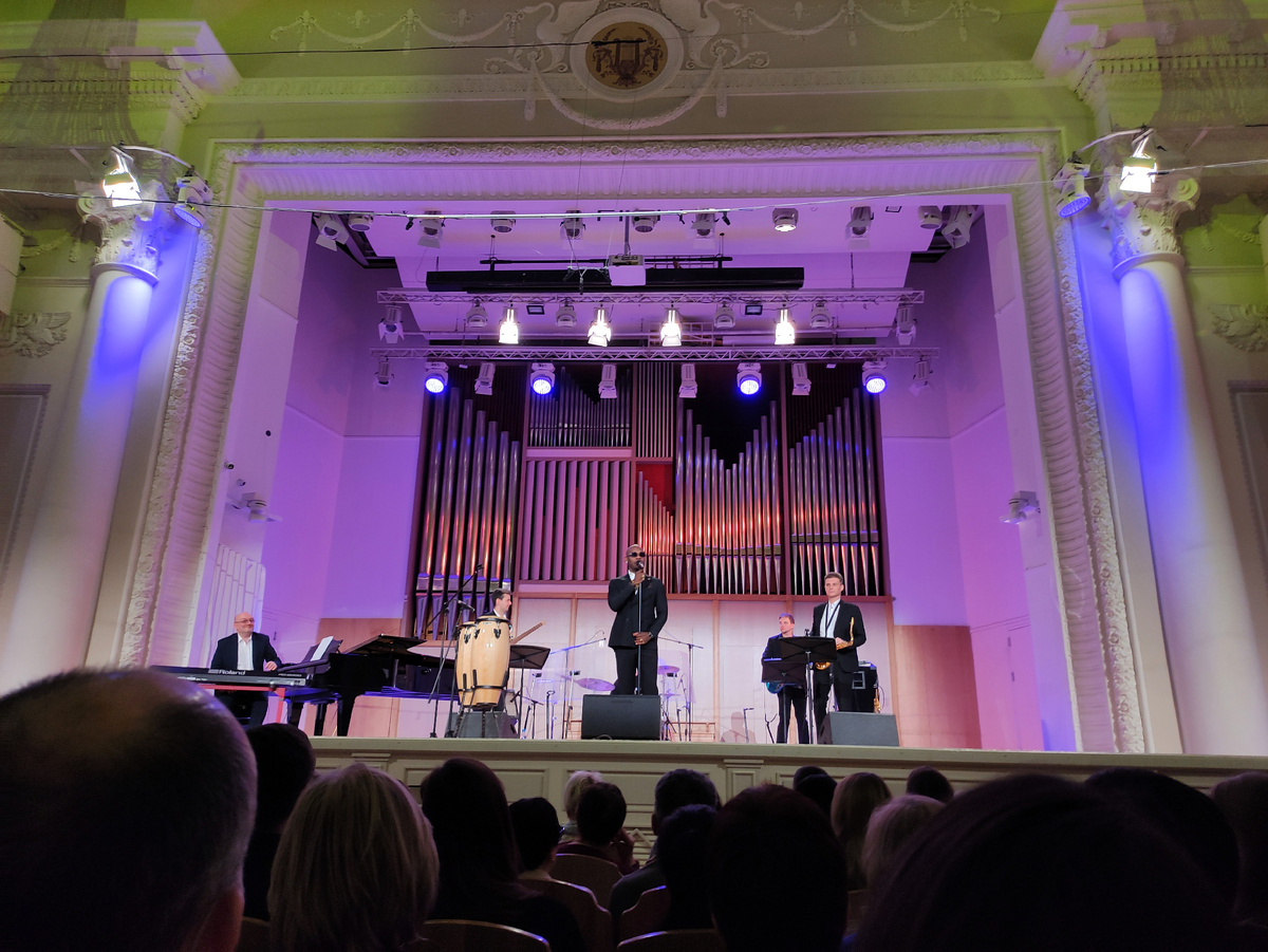 Арсен Мукенди и оркестр Свердловского театра музыкальной комедии. Фото автора.