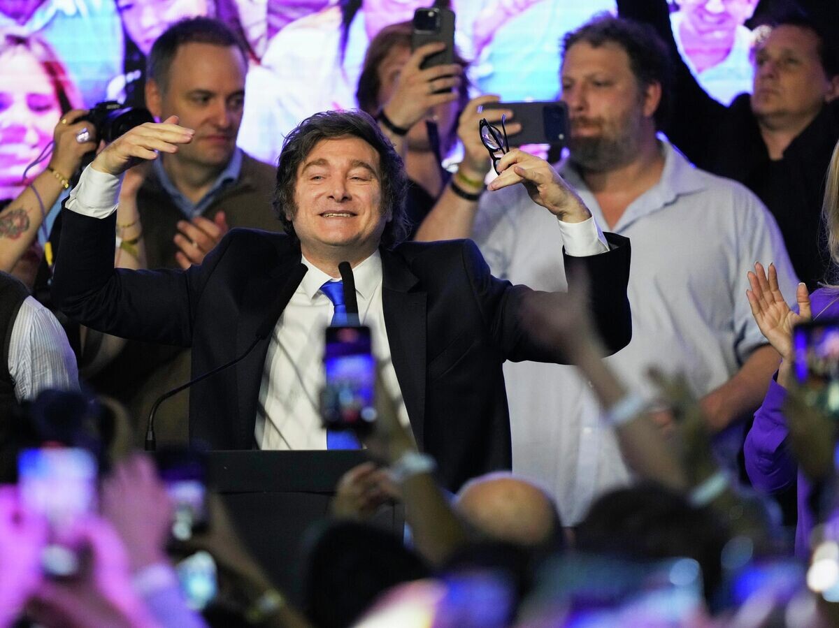    Президент Аргентины Хавьер Милей после победы на промежуточных выборах в законодательные органы в Буэнос-Айресе, Аргентина© AP Photo / Rodrigo Abd